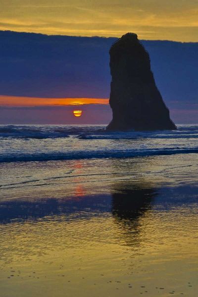 Oregon, Cannon Beach Sunset on lone seastack